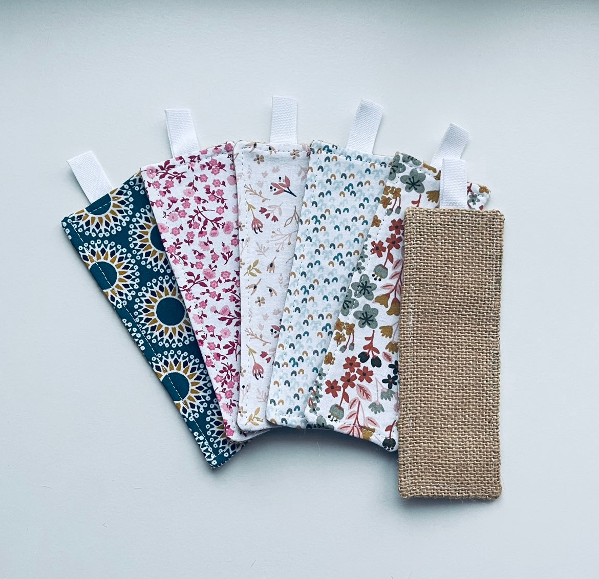 Marque-page artisanal en tissu et toile de jute